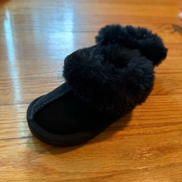 Cat & Jack Black Toddler Girl Moccasins with Faux Fur. Size 6 - Picture 4 of 4
